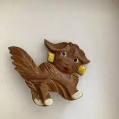 木製犬型ブローチ