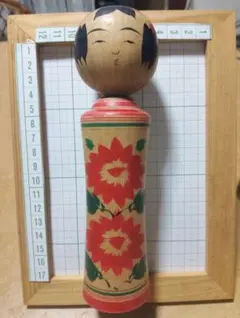 赤い花柄の木製こけし人形
