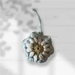 お出かけの相棒に♪ お花が可愛い手編みのドリンクホルダー　チャーム　ブルー