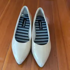 ベージュ ポインテッドトゥパンプス 低ヒール