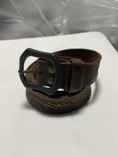 ヴィンテージ調 レザーベルト 茶色 彫刻デザイン 真鍮風バックル 全長98cm