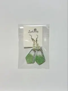 ハンドメイド 緑色 多角形ピアス