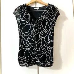 NEWYORK&COMPANY フリル付き黒白花柄フレンチスリーブトップス(M)
