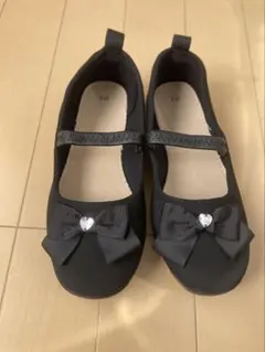 黒のリボン付きフォーマルシューズ