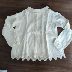 サマンサモスモス　クリーム色のレース裾長袖シャツ