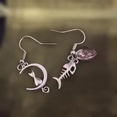 月と魚の骨デザインフックピアス