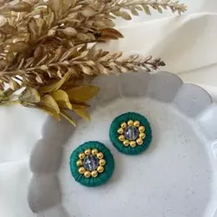 ふんわり まんまるビーズ (グリーン) ビーズ刺繍 ピアス/イヤリング