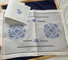 青い刺繍のリネンランチョンマットセット