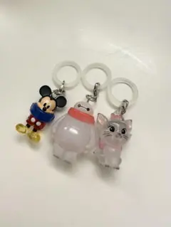 ディズニーめじるしアクセサリーマリーちゃんミッキーベイマックス３つまとめ売り
