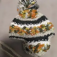 オレンジと黒のストライプ耳あて付きニット帽