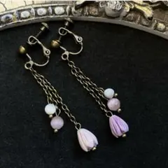 マザーオブパール、キャッツアイ、合成コーラルのロングチャームイヤリング