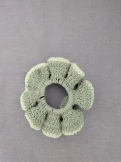【ハンドメイド】手編み 花モチーフ シュシュ グレー 縁取りホワイト ヘアゴム