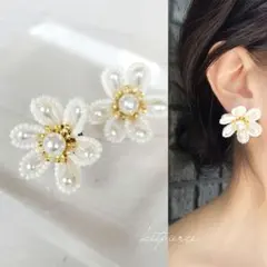 No.373 ホワイトビーズフラワーピアス 大ぶり