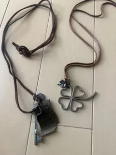 四葉のクローバーと鍵のレザーネックレスセット