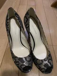 ピンキーアンドダイアンのヒョウ柄パンプス です。