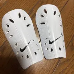 Nike ホワイト シンガード