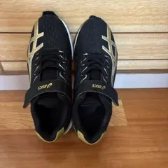 お値下げです！アシックスシューズ　23センチ　スポーツ　サッカー　黒×ゴールド