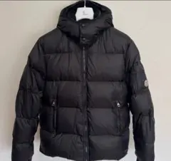 MONCLER ブラック ダウンジャケット フード付き