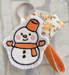 1】フェルト 雪だるま キーホルダー ビーズ刺繍 ハンドメイド
