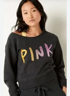 PINK カラフルロゴ オフショルダースウェット