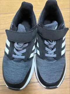 adidas スニーカー ブラック　18センチ