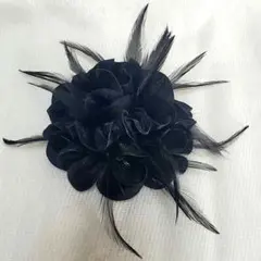 【美品】黒い花のコサージュ ブローチ 羽根付き