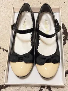 リボン付きエナメルのフォーマルシューズ、黒とベージュ 、21㎝