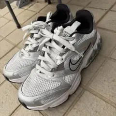 NIKE ZOOM VOMERO 5 シルバー 23.5cmのサムネイル