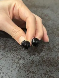 黒のボール型シルバーイヤリング