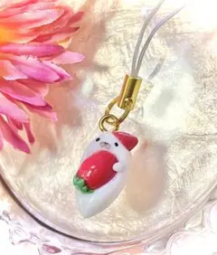 ☆アザラシと苺のホワイトストラップ☆ハンドメイド