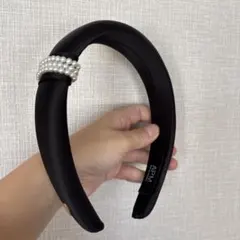 黒いパール付きカチューシャ