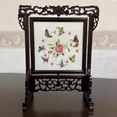 極美品・手刺繍】中国伝統工芸品 両面刺繍置物 「三匹の金魚」 木彫り台座付レトロ 極美品・手刺繍】中国伝統工芸品 両面刺繍置物 「三匹の金魚」 木彫り