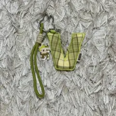 ラブブ　イニシャル　V チャーム　ペンダント