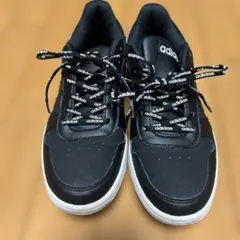 adidas スニーカーのサムネイル