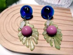 青色フープと葉っぱ涼しげモチーフピアス