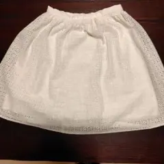 UNIQLO 刺繍入りホワイトフレアスカート