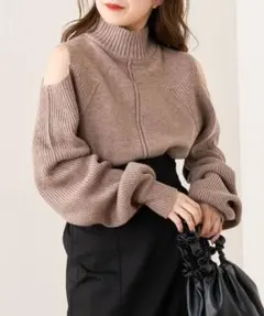 chico チコ　肩スリットハイネックルーズニット