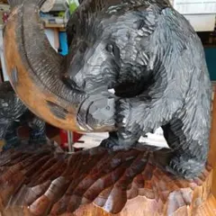 熊の木彫りの置物。