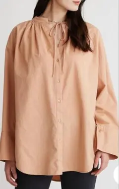 Mila Owen ミラオーウェン 長袖ノーカラーシャツ ネックギャザー リボン