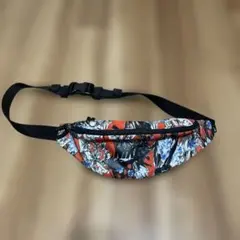 NIKE 花柄ボディバッグ・ウエストポーチ
