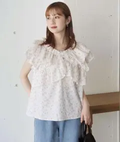 フリルブラウス 小花柄 ホワイト Sサイズ フェミニン トップスのサムネイル