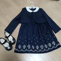 ネイビーのドレスと黒い靴のセット