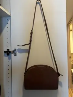 A.P.C. ハーフムーン ショルダーバッグ ブラウンのサムネイル