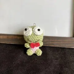 緑色のカエルのあみぐるみ