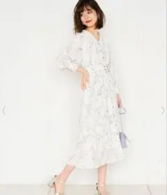 ナチュラルクチュール　線画花柄クルーネックワンピース