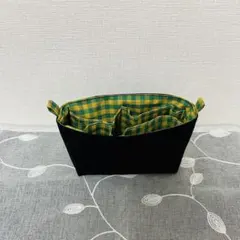 黒地に内側チェック柄のコンパクトバックインバック