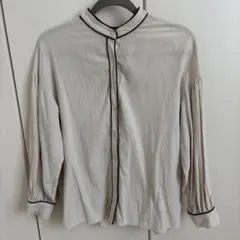 アイボリー 長袖シャツ 黒の縁取り