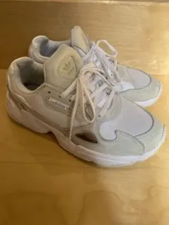 adidasファルコン　アディダスオリジナルス