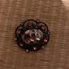 ブローチ ピンク　石