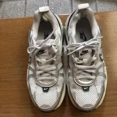 ＜NIKE＞ナイキ V2K ラン スニーカー ホワイト / 23cmのサムネイル